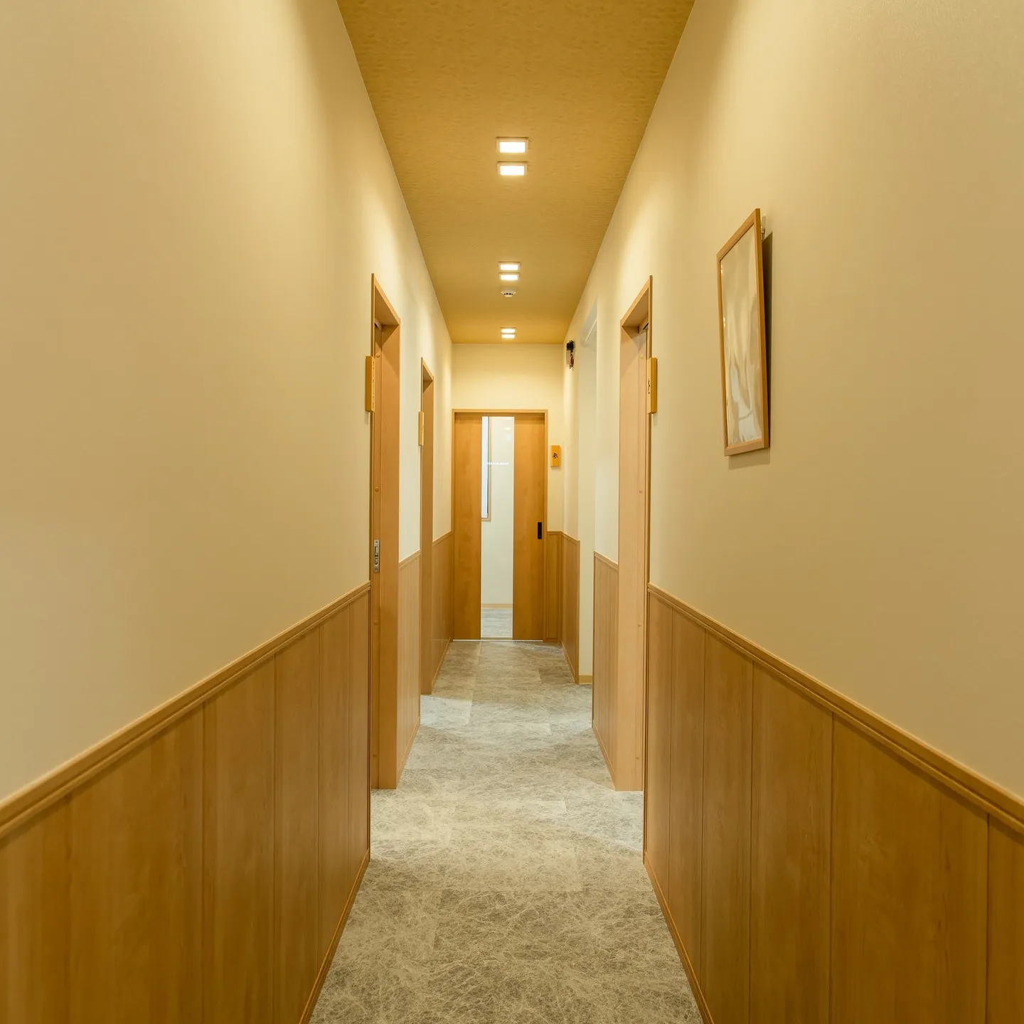 扉を開けると、温かい空間が広がっています🚪✨